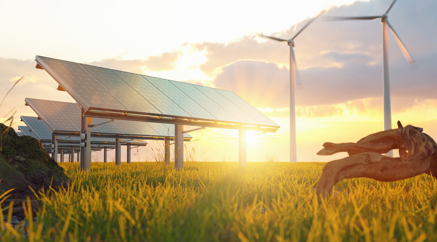 Solceller og vindmller i solned/opgang i naturen